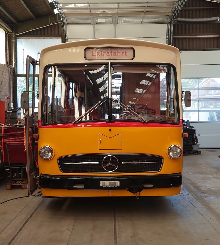 Umbauarbeiten an einem alten Mercedes-Postauto